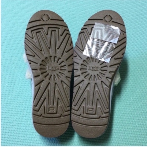 UGG Slides 7 - Picture 7 of 7